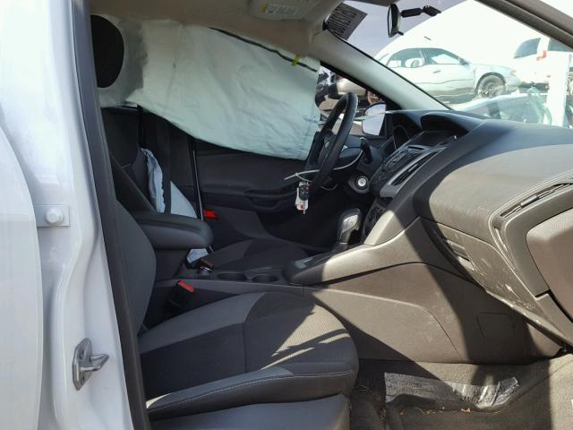 1FADP3K2XEL167913 - 2014 FORD FOCUS SE WHITE photo 5