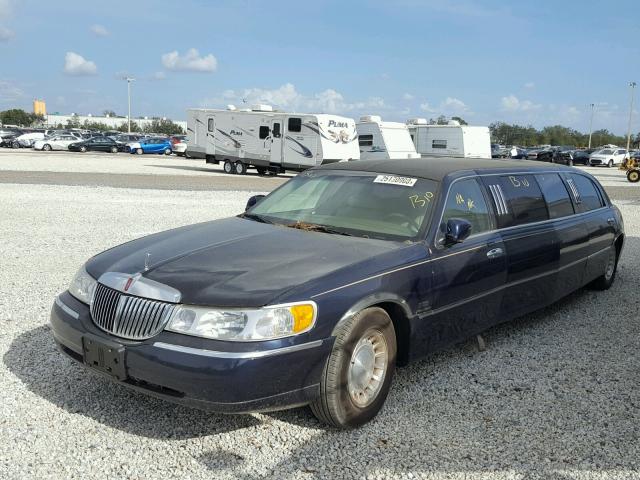 1L1FM81W61Y669258 - 2001 LINCOLN TOWN CAR E BLUE photo 2