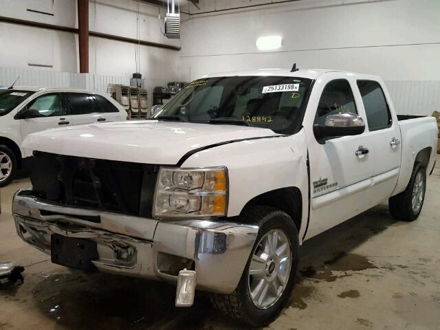 3GCPCSE08DG228842 - 2013 CHEVROLET SILVERADO WHITE photo 2