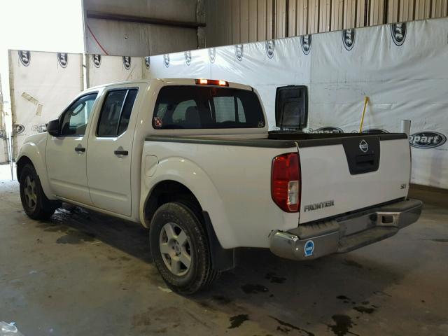 1N6AD07U95C457782 - 2005 NISSAN FRONTIER C WHITE photo 3