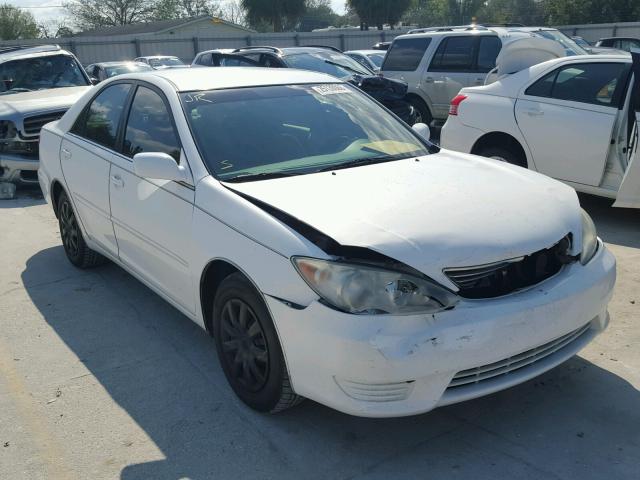 4T1BE32K75U570731 - 2005 TOYOTA CAMRY LE WHITE photo 1