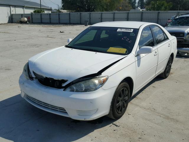 4T1BE32K75U570731 - 2005 TOYOTA CAMRY LE WHITE photo 2