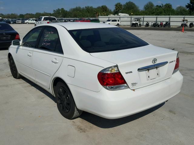 4T1BE32K75U570731 - 2005 TOYOTA CAMRY LE WHITE photo 3