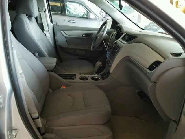 1GNKVFED9HJ100233 - 2017 CHEVROLET TRAVERSE L SILVER photo 5