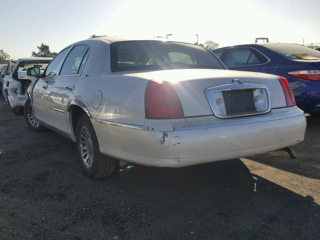 1LNHM83W71Y650660 - 2001 LINCOLN TOWN CAR C WHITE photo 3