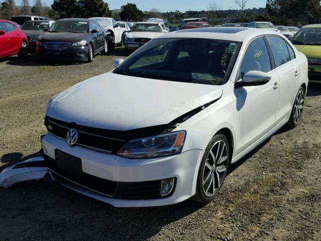 3VW5A7AJ0DM423261 - 2013 VOLKSWAGEN JETTA GLI WHITE photo 2