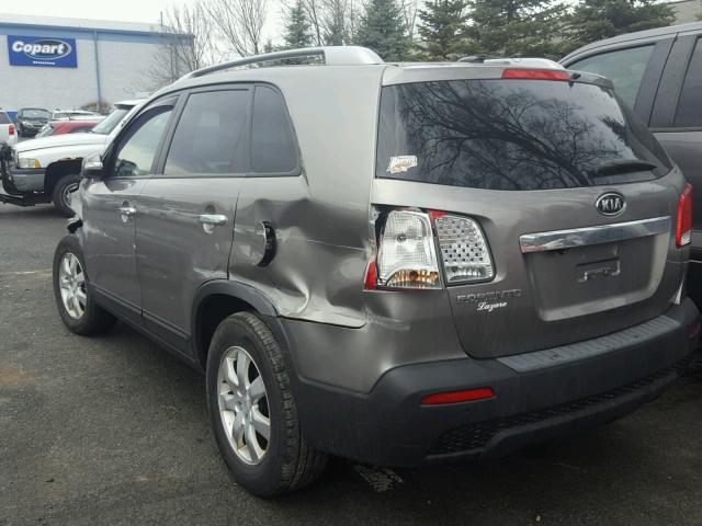 5XYKT4A10BG117332 - 2011 KIA SORENTO BA GRAY photo 3