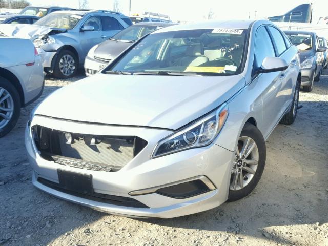 5NPE24AF2HH557601 - 2017 HYUNDAI SONATA SE SILVER photo 2