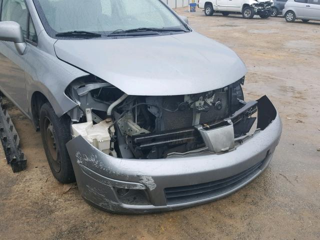 3N1BC13E08L385770 - 2008 NISSAN VERSA S GRAY photo 9