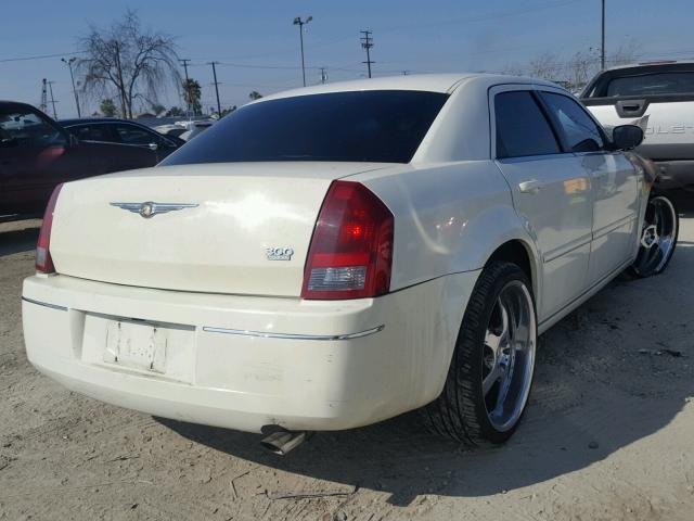 2C3JA53G05H685129 - 2005 CHRYSLER 300 TOURIN CREAM photo 4