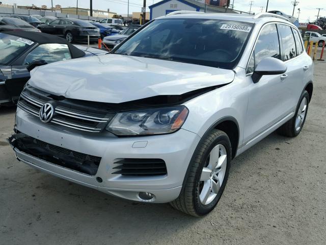 WVGEF9BP9DD011432 - 2013 VOLKSWAGEN TOUAREG V6 SILVER photo 2