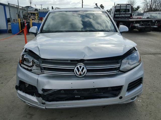 WVGEF9BP9DD011432 - 2013 VOLKSWAGEN TOUAREG V6 SILVER photo 9