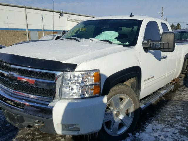 1GCRKSE38BZ391509 - 2011 CHEVROLET SILVERADO WHITE photo 2