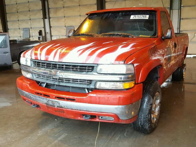 1GCHC24U61Z252691 - 2001 CHEVROLET SILVERADO RED photo 2