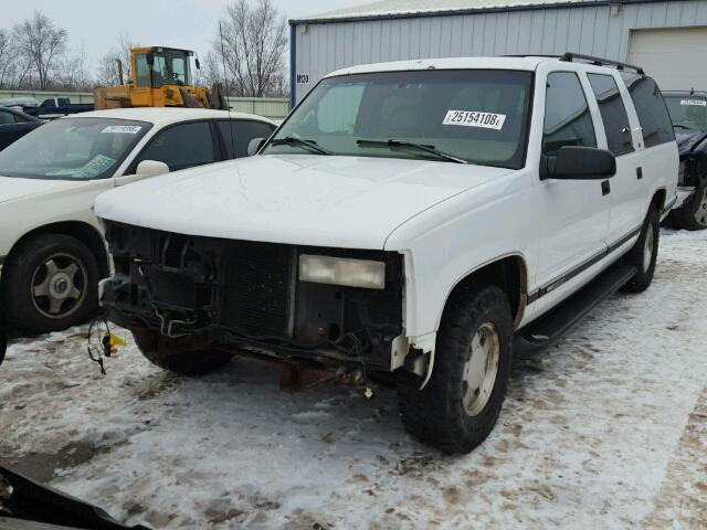 3GKEC16R8XG505285 - 1999 GMC SUBURBAN C WHITE photo 2