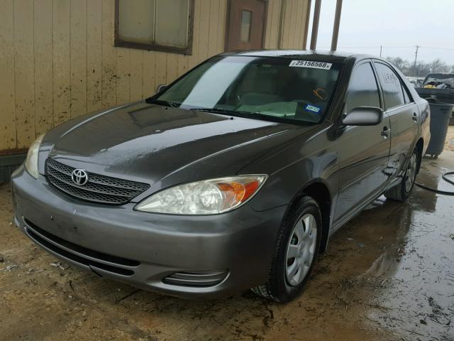 JTDBE32K820020929 - 2002 TOYOTA CAMRY LE GRAY photo 2