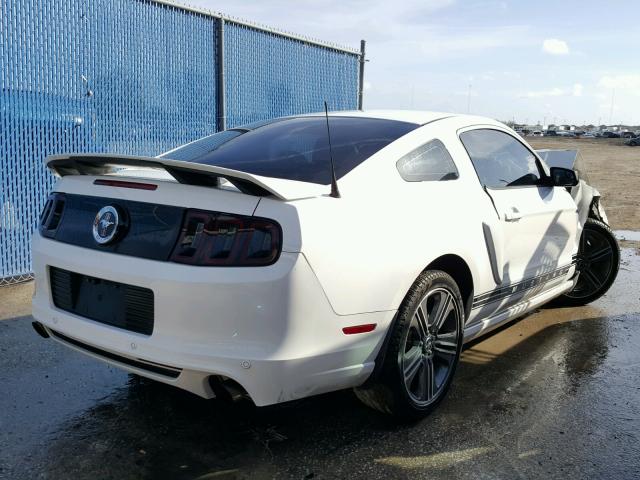 1ZVBP8AM7D5278050 - 2013 FORD MUSTANG WHITE photo 4