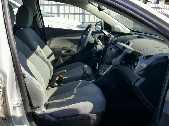 1G1JB5SG0G4154483 - 2016 CHEVROLET SONIC LS 银色 照片 5