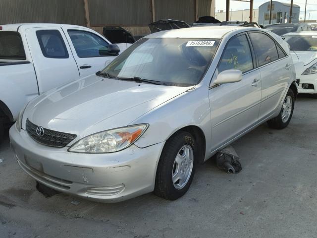 4T1BF32K12U535241 - 2002 TOYOTA CAMRY LE SILVER photo 2