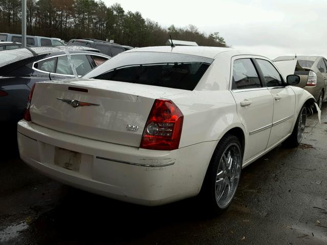 2C3KA53G78H255820 - 2008 CHRYSLER 300 TOURIN WHITE photo 4