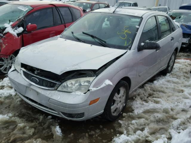 1FAFP34N45W148823 - 2005 FORD FOCUS ZX4 SILVER photo 2