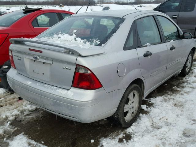 1FAFP34N45W148823 - 2005 FORD FOCUS ZX4 SILVER photo 4