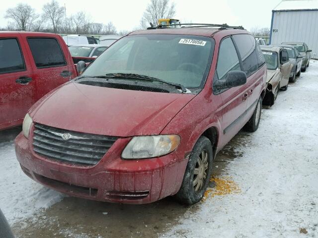 1C4GP45R45B402365 - 2005 CHRYSLER TOWN & COU RED photo 2