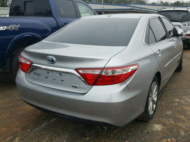 4T1BD1FK8HU208462 - 2017 TOYOTA CAMRY HYBR SILVER photo 4