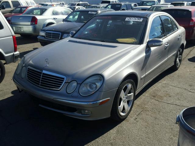 WDBUF70J04A457195 - 2004 MERCEDES-BENZ E 500 GRAY photo 2