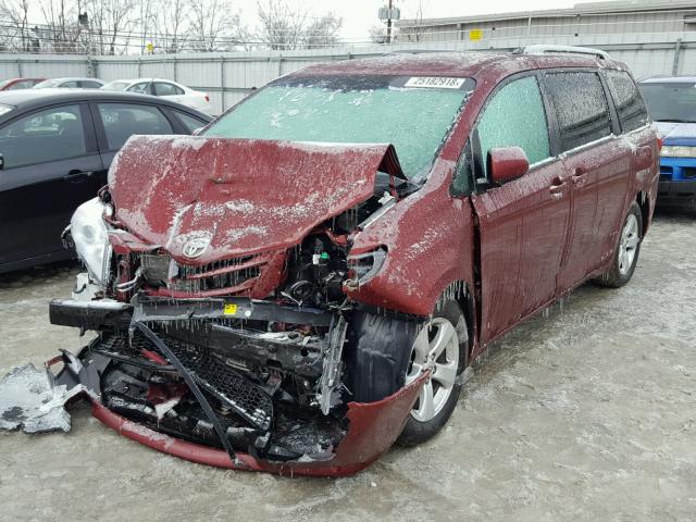 5TDKZ3DC0HS833259 - 2017 TOYOTA SIENNA LE RED photo 2