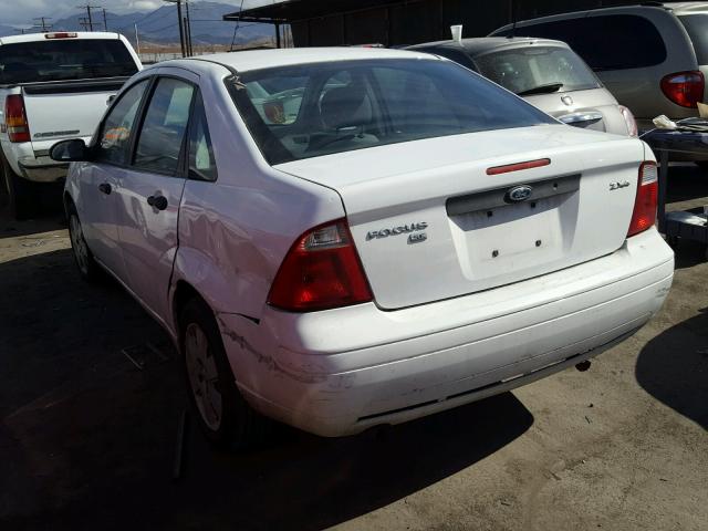 1FAFP34N26W147610 - 2006 FORD FOCUS ZX4 WHITE photo 3