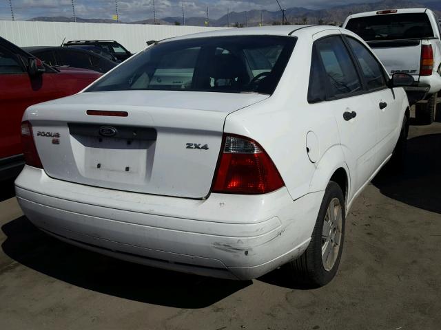 1FAFP34N26W147610 - 2006 FORD FOCUS ZX4 WHITE photo 4