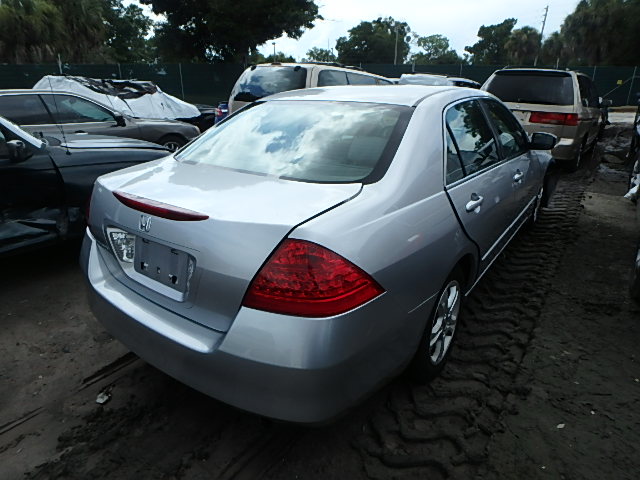 JHMCM56327C008253 - 2007 HONDA ACCORD SE SILVER photo 4