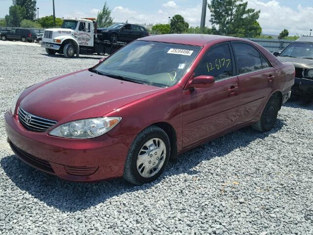 4T1BE32KX5U098105 - 2005 TOYOTA CAMRY LE RED photo 2