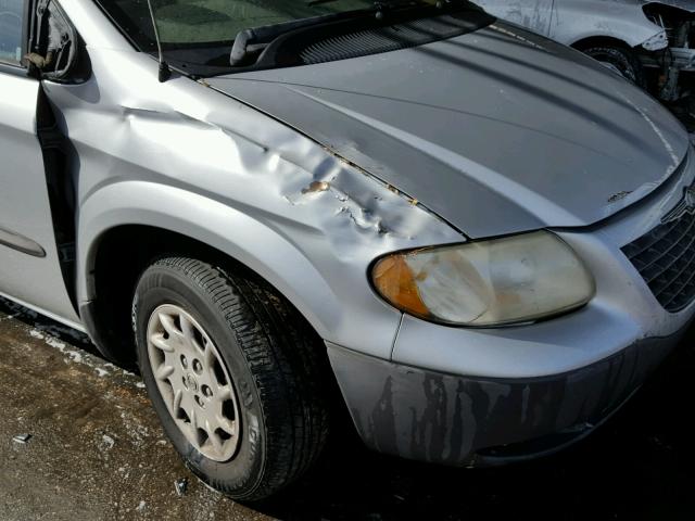 1C4GJ25322B602657 - 2002 CHRYSLER VOYAGER SILVER photo 9