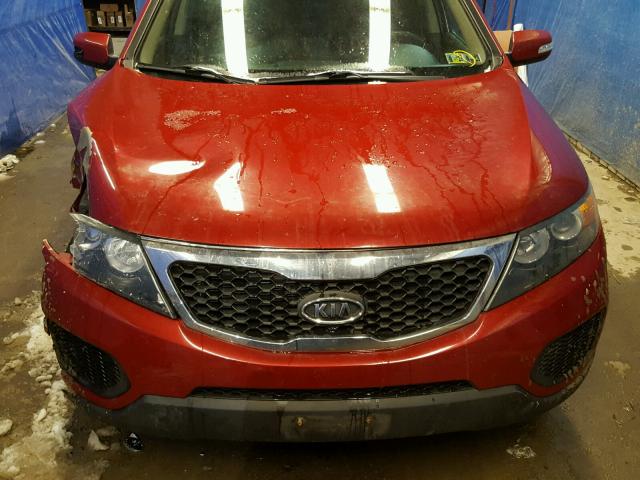 5XYKTDA29BG057222 - 2011 KIA SORENTO BA RED photo 9