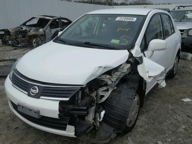 3N1BC11E69L464011 - 2009 NISSAN VERSA S WHITE photo 9