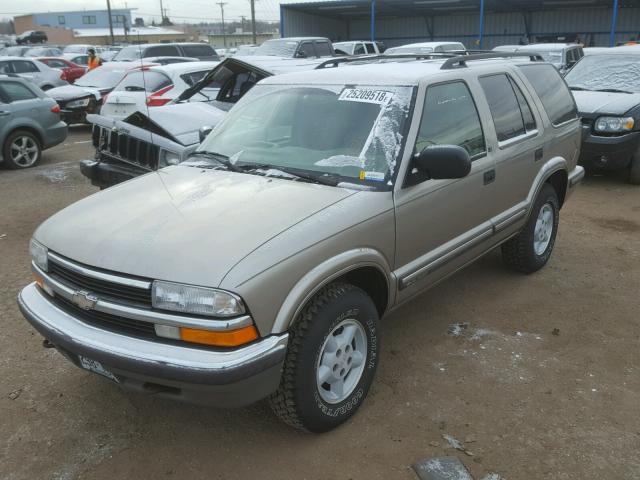 1GNDT13W7X2229389 - 1999 CHEVROLET BLAZER BEIGE photo 2