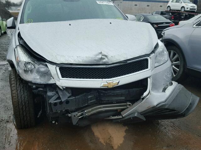 1GNKVGED1BJ238460 - 2011 CHEVROLET TRAVERSE L SILVER photo 9