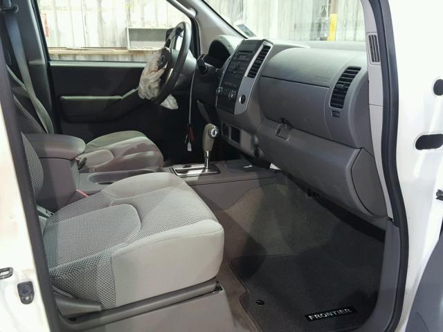 1N6AD07U49C420581 - 2009 NISSAN FRONTIER C WHITE photo 5