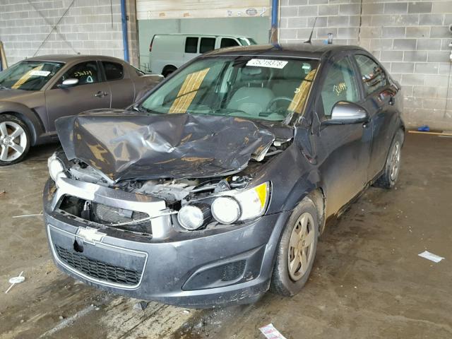1G1JA5SH0D4192691 - 2013 CHEVROLET SONIC LS ნაცრისფერი ფოტო 2