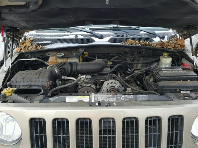1J4GL38K55W669828 - 2005 JEEP LIBERTY RE BEIGE photo 7