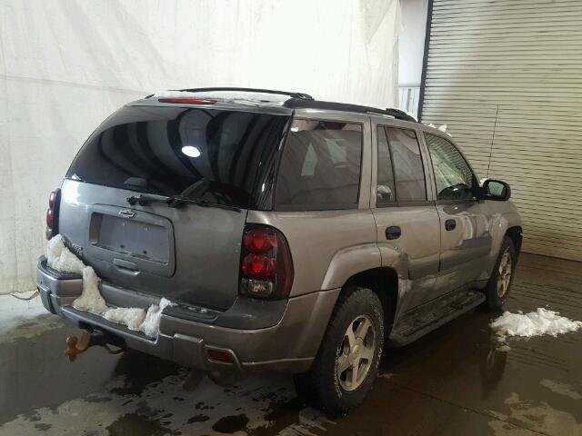 1GNDT13S852262797 - 2005 CHEVROLET TRAILBLAZE GRAY photo 4