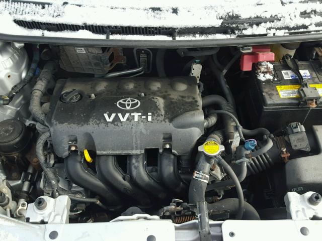 JTDBT923771061605 - 2007 TOYOTA YARIS SILVER photo 7