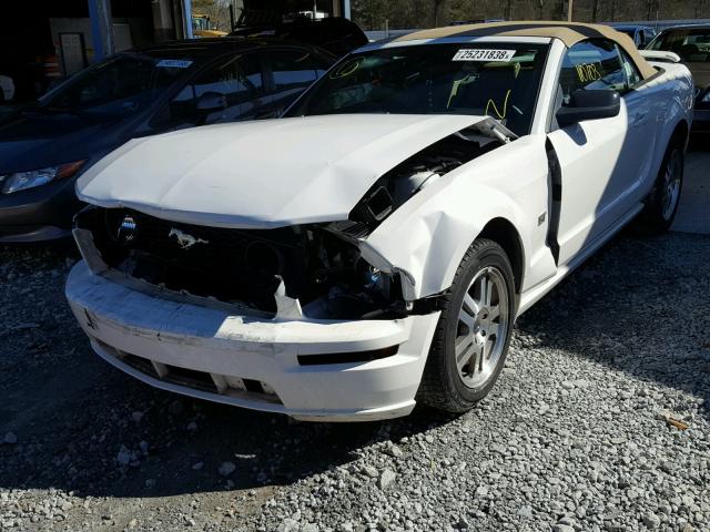 1ZVFT85H555185846 - 2005 FORD MUSTANG GT WHITE photo 2