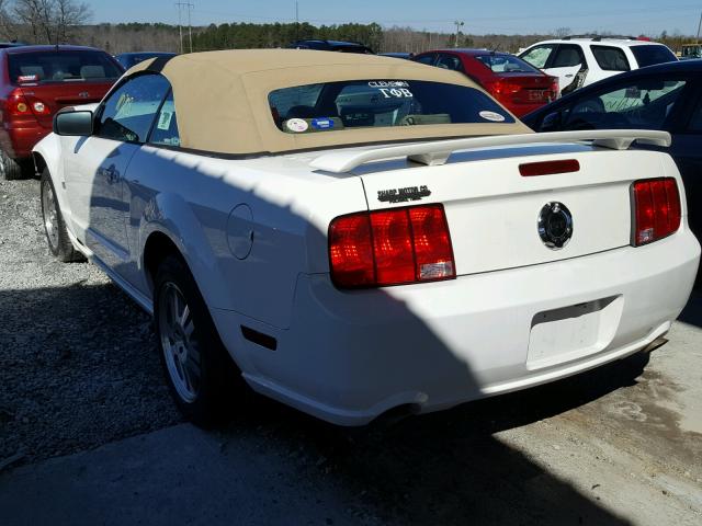 1ZVFT85H555185846 - 2005 FORD MUSTANG GT WHITE photo 3