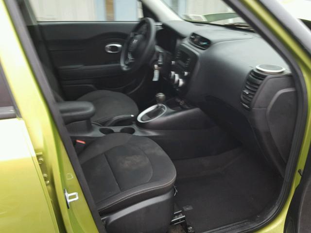 KNDJN2A29E7043591 - 2014 KIA SOUL GREEN photo 5