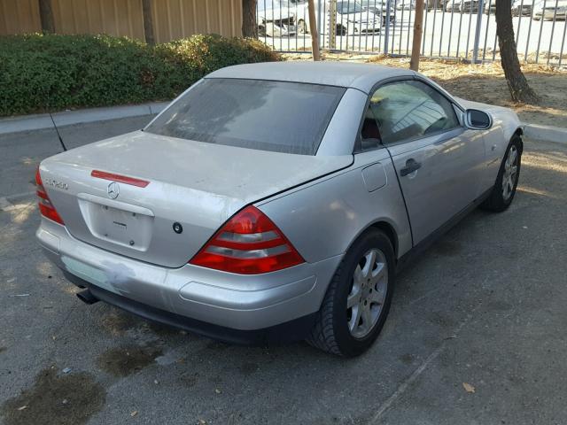 WDBKK47F3YF152012 - 2000 MERCEDES-BENZ SLK 230 KO SILVER photo 4