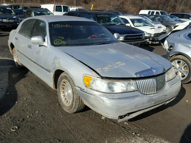 1LNFM81W8WY709667 - 1998 LINCOLN TOWN CAR E SILVER photo 1