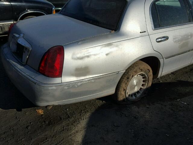 1LNFM81W8WY709667 - 1998 LINCOLN TOWN CAR E SILVER photo 10